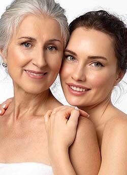 Zwei Frauen mit gesunder, strahlender Haut – Gesichtspflege für jedes Alter von Déesse Cosmetics