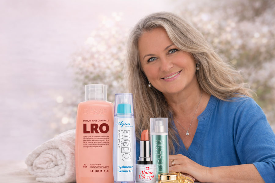Regine Grosch mit Déesse Kosmetik für persönliche Hautpflege-Beratung